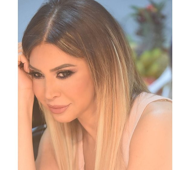 بالصور.. بعد شفاه البطة... وضعية  الصداع النصفي تجتاح صور النجمات!