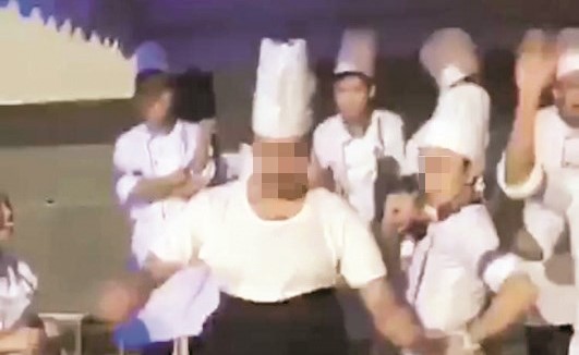  الضابط يقدم وصلة رقص جديدة متوسطا أطفال آسيويين﻿
