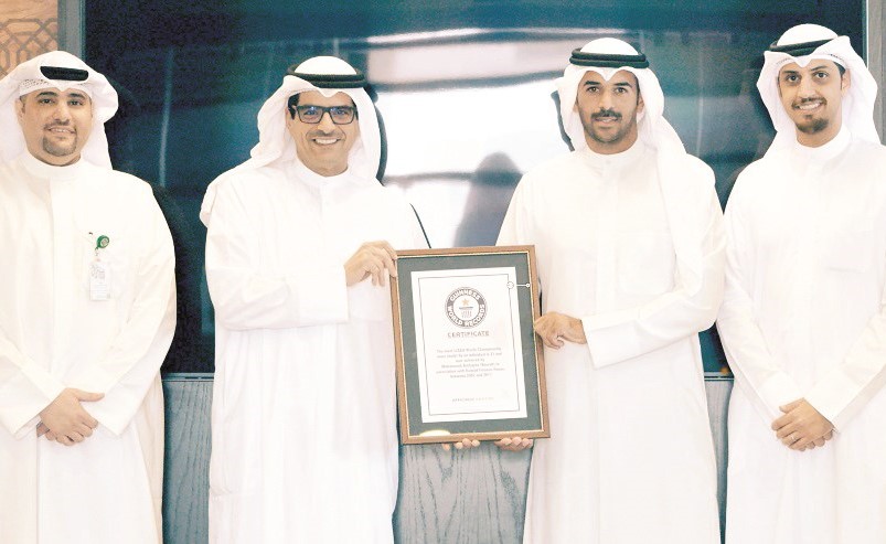  مازن الناهض متسلما شهادة غينيس من بطل العالم محمد بوربيع﻿