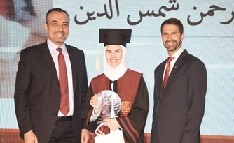 تسليم الشهادات للخريجين﻿