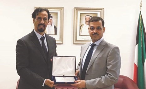 السفير علي الخالد يكرم اللواء ركن طيار عدنان الفضلي﻿