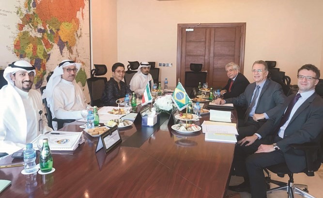 السفيرة ريم الخالد والسفير فرناندو دي ابريو والمشاركون في الاجتماع الأول للمشاورات السياسية بين الكويت والبرازيل ﻿