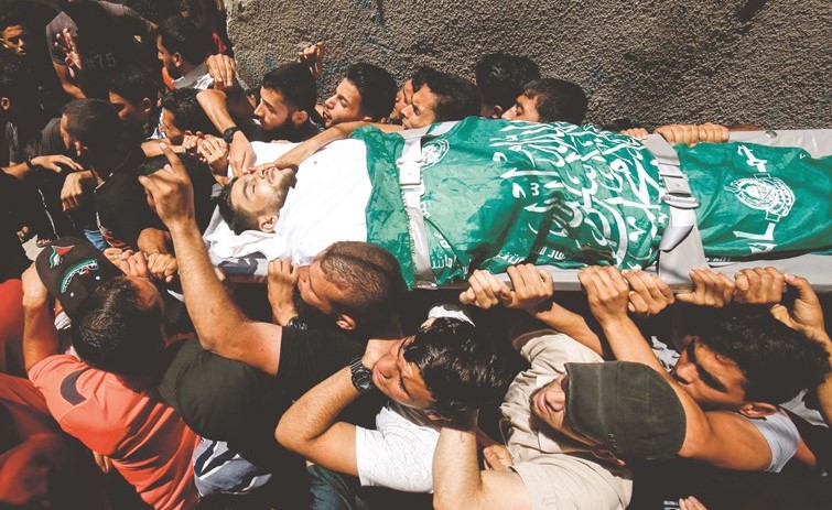 تشييع جثمان الشاب الفلسطيني محمد الحمايدة امس	 (أ.ف.پ)﻿