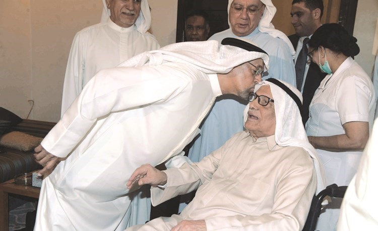 قبلة على رأس العجيري﻿