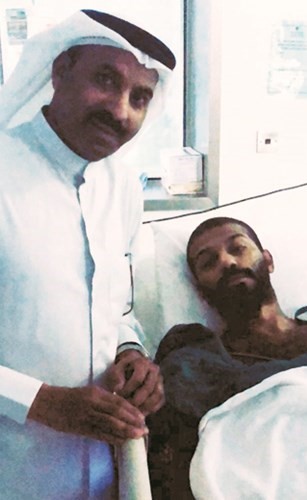 طارق العلي مع ابنه سلطان في المستشفى﻿