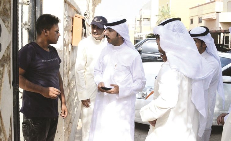 عبدالله الرومي في حديث أحد الوافدين خلال الجولة ﻿