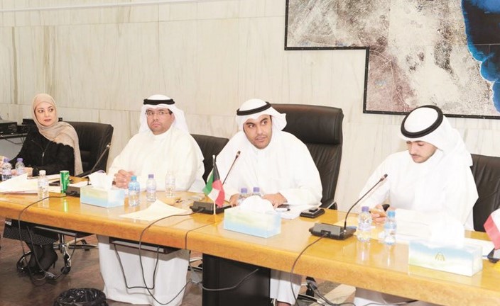 عبدالعزيز المعجل مترئسا اجتماع اللجنة الفنية﻿