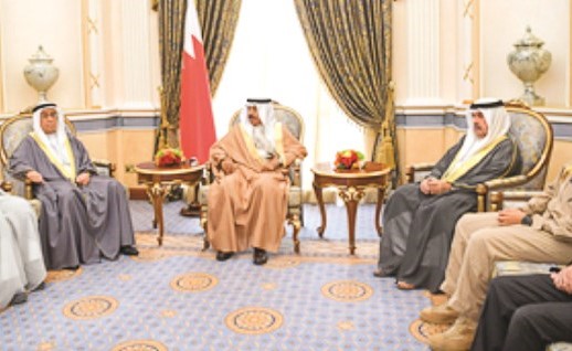 الأمير خليفة بن سلمان مستقبلا عددا من أفراد العائلة المالكة بالبحرين ﻿﻿بحضور الشيخ عزام الصباح ﻿