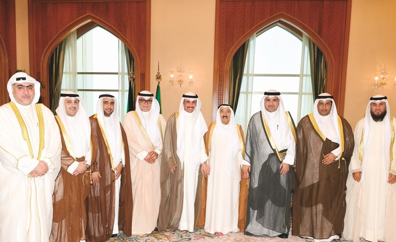 صاحب السمو الأمير الشيخ صباح الأحمد مستقبلا رئيس مجلس الامة مرزوق الغانم وأعضاء مكتب المجلس وعلام الكندري ووفد لجنة الشؤون التشريعية والقانونية الذي زار فرنسا﻿