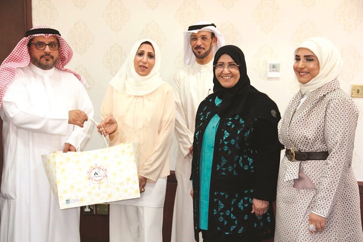 صورة جماعية مع مديري ومراقبي منطقة العاصمة التعليمية﻿