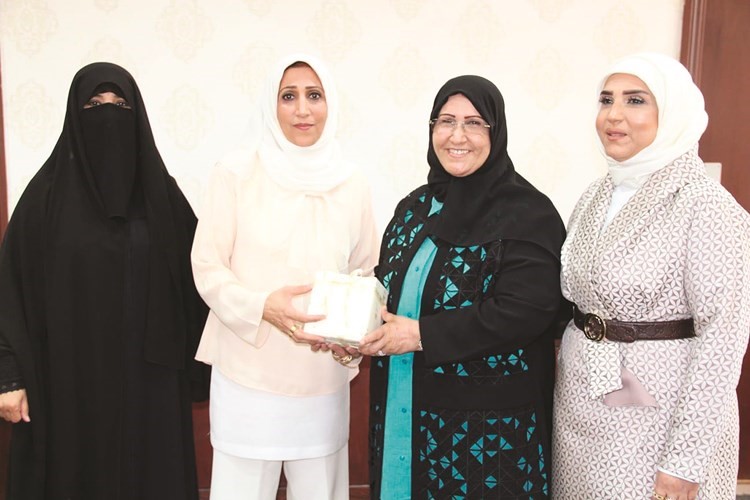 مدير عام منطقة العاصمة التعليمية تتوسط مديرة الشؤون التعليمية ومديرة الأنشطة التربوية ومراقبة شؤون الامتحانات ﻿