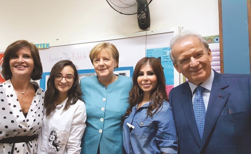 المستشارة الألمانية أنجيلا ميركل ووزير التربية اللبناني مروان حمادة ومديرة المدرسة غادة عازار خلال زيارتها لمدرسة الشيخ جابر الأحمد الصباح الرسمية في بيروت﻿