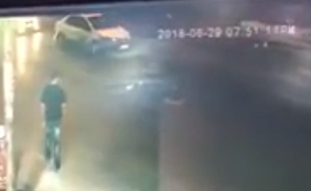 بالفيديو .. كاميرات مراقبة توثق لحظة مقتل شاب في عمان بإطلاق النار عليه