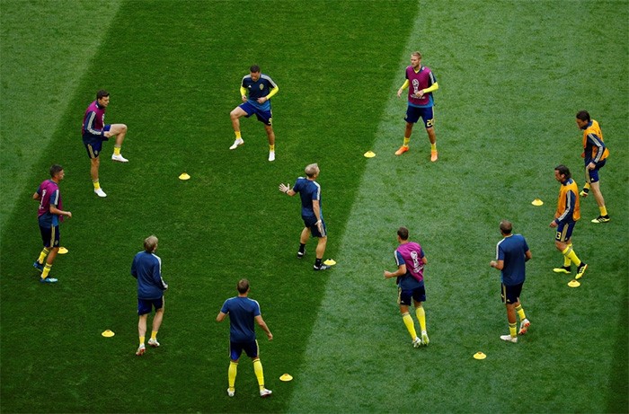 جانب من عملية إحماء لاعبو المنتخب السويدي