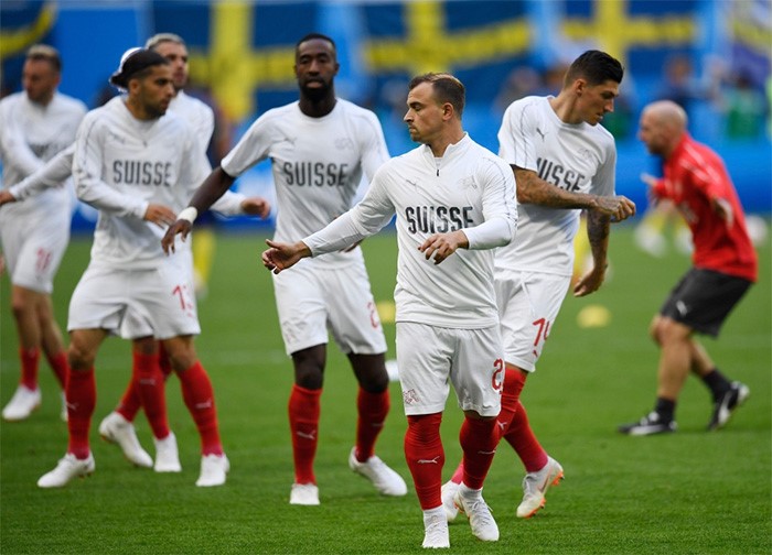 جانب من عملية إحماء لاعبو المنتخب السويسري