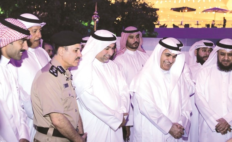 فهد المخيزيم ومسؤولو بيتك ومجموعة من قياديي الداخلية اثناء افتتاح المعرض ﻿