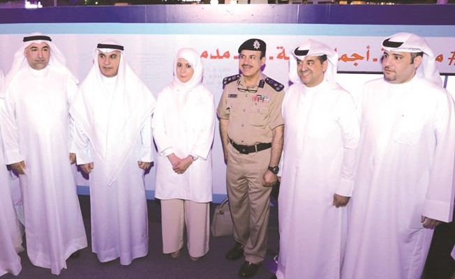 لقطة جماعية لإداريي الشركات الراعية للحملة ويبدو فيها فهد المخيزيم وإيمان الروضان ووليد الخشتي ويوسف الرويح ﻿