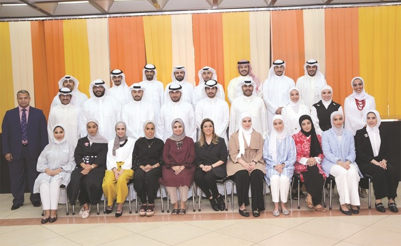 لقطة جماعية للمشاركين مع المسؤولين عن تنفيذ البرنامج ﻿