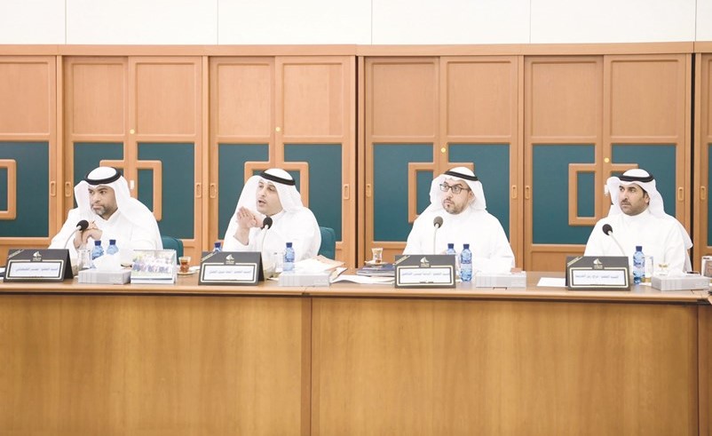 فراج العربيد واسامة الشاهين واحمد الفضل وعمر الطبطبائي خلال اجتماع اللجنة﻿