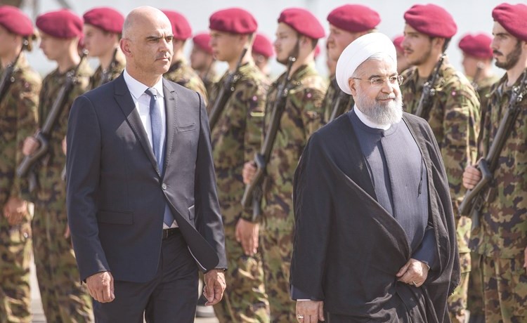 الرئيس الفيدرالي السويسري آلان بيرسيت مستقبلا الرئيس الإيراني حسن روحاني أمس	 (رويترز)﻿
