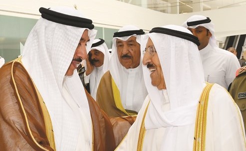 صاحب السمو الأمير الشيخ صباح الأحمد مصافحا محافظ الجهراء الفريق م. فهد الأمير﻿