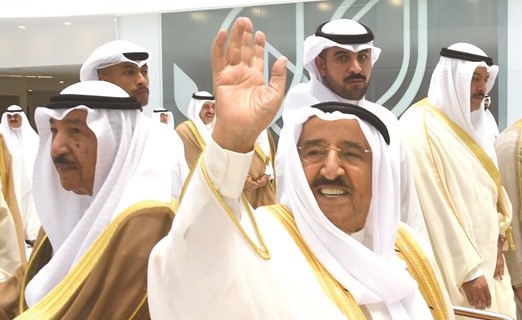 صاحب السمو الأمير الشيخ صباح الأحمد محييا الحضور ويبدو الشيخ جابر العبدالله﻿