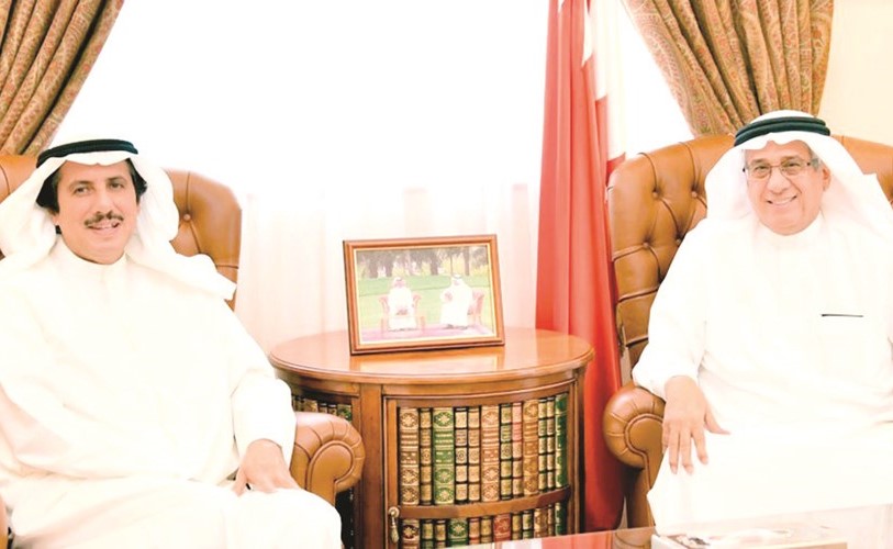 مستشار عاهل البحرين لشؤون الإعلام نبيل الحمر مستقبلا الشيخ عزام الصباح﻿