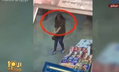 بالفيديو.. لحظة طعن سفاح النساء في مصر  للسيدات بآلة حادة