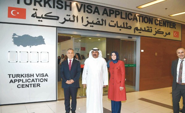 وليد الخبيزي وسفيرة تركيا عائشة كويتاك عقب تدشين مكتب التأشيرات التركية في برج السنابل      (محمد هاشم)
