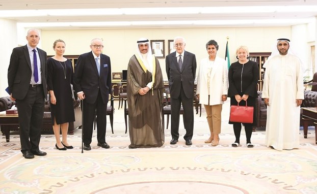 رئيس مجلس الأمة مرزوق الغانم متوسطا وفد مجموعة الحكماء الدولية المستقلة بحضور محمد الدلال وصفاء الهاشم﻿