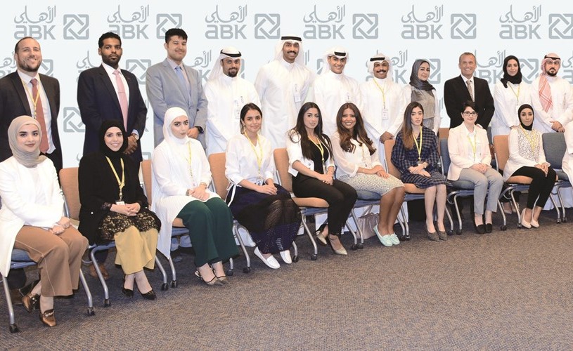 صورة جماعية لخريجي الدفعة ٢٥ من أكاديمية الأهلي﻿
