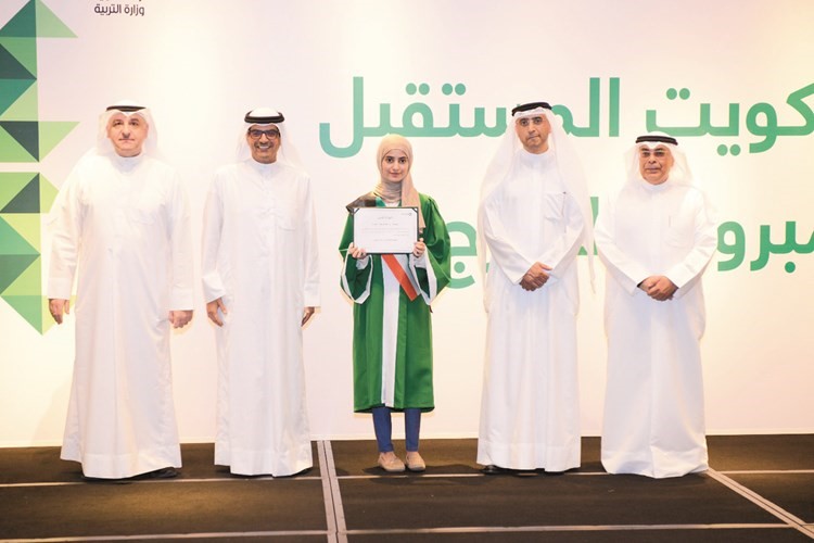 تكريم إحدى الطالبات ﻿