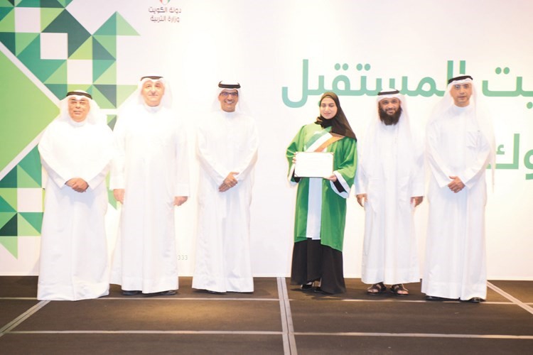 تكريم إحدى الطالبات المتفوقات﻿