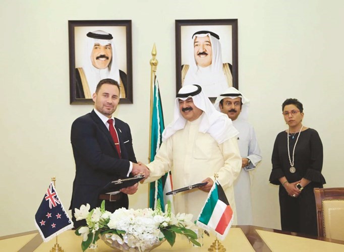 نائب وزير الخارجية والسفير النيوزلندي جيمس مونرو لدى توقيع مذكرة التعاون ﻿