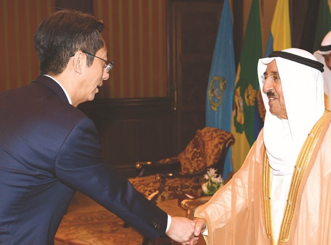 صاحب السمو الأمير الشيخ صباح الأحمد مستقبلا سفير كوريا هونغ يونغ كي ﻿