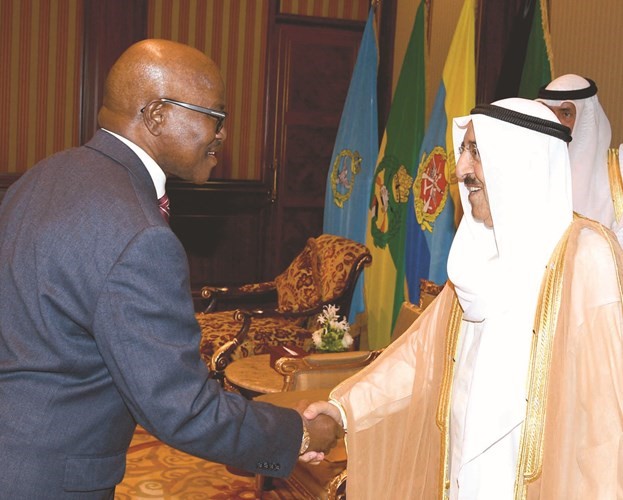صاحب السمو الأمير الشيخ صباح الأحمد مستقبلا سفير ليبيريا جيف جونجور دووانا ﻿