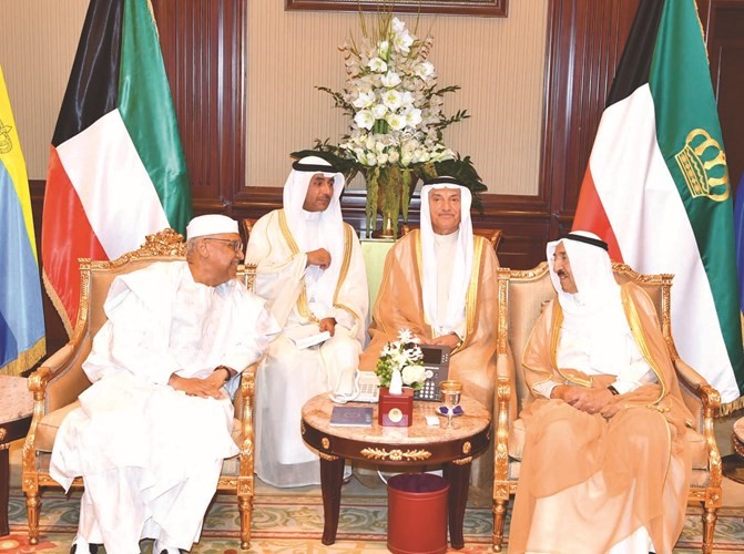 سمو الأمير الشيخ صباح الأحمد مستقبلا سفير مالي زيني مولاي ﻿