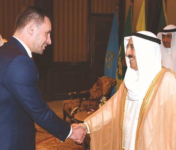صاحب السمو الأمير الشيخ صباح الأحمد مستقبلا سفير نيوزيلندا جايمس ادوارد مونرو ﻿