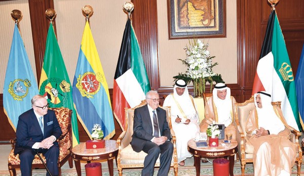 صاحب السمو الأمير الشيخ صباح الأحمد مستقبلا وزير خارجية الجزائر السابق الأخضر الإبراهيمي ورئيس فنلندا الأسبق مارتي اهتيساري ووفد مجموعة من الحكماء