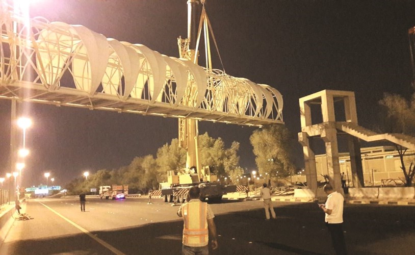 أحد جسور المشاة في مرحلة التنفيذ﻿