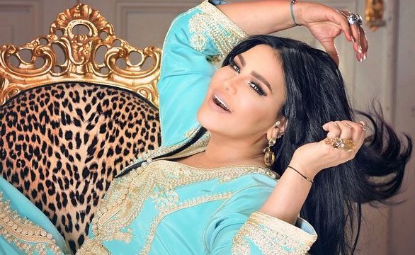 بالفيديو.. هكذا تصرّفت أحلام مع طفلة مغربية اخترقت الحشود لالتقاط صورة معها