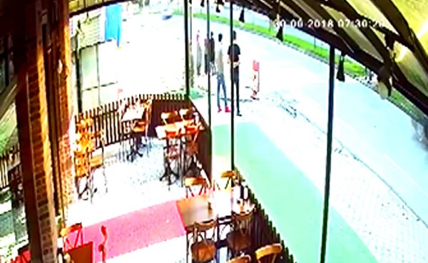 بالفيديو.. سيارة مسرعة تدهس امرأتين بطريقة مروعة