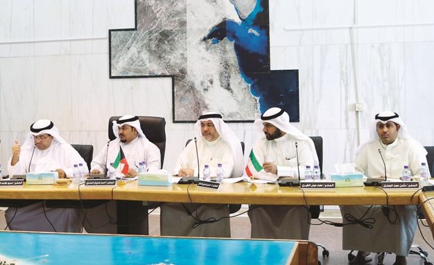 أحمد العنزي خلال ترؤسه ورشة العمل ﻿