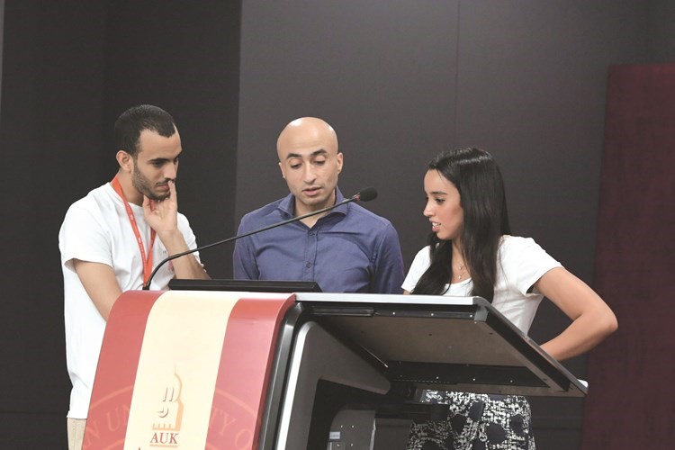 نقاش من طلبة البروتيجيز مع يعرب بورحمة حول عناصر ورشة العمل﻿