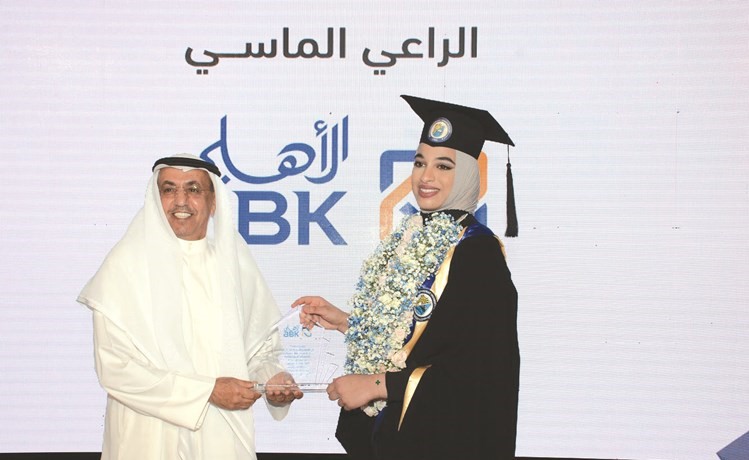  فوزي الثنيان يتسلم درعا تكريمية من د.فاطمة الخلف﻿