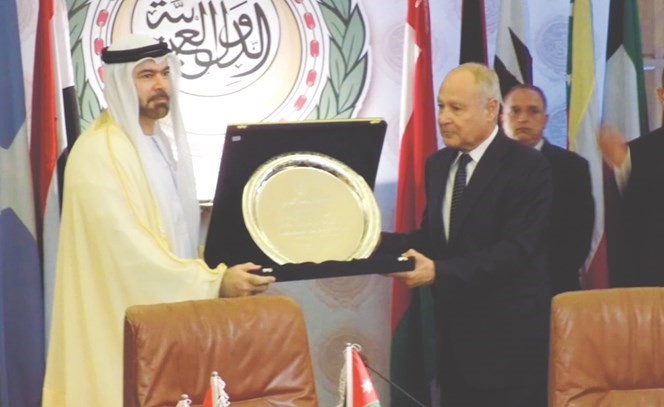 وزير شؤون مجلس الوزراء والمستقبل في دولة الإمارات محمد بن عبدالله القرقاوي يتسلم الدرع نيابة عن الشيخ محمد بن راشد﻿