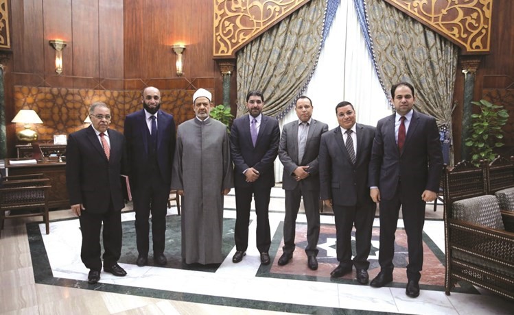  د.أحمد الطيب ومشعل الأنصاري وسالم الحمر ووفد البنك الكويتي للطعام﻿