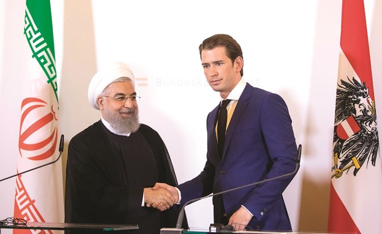 الرئيس الايراني حسن روحاني ونظيره النمساوي ألكسندر فان دير بيلين خلال مؤتمرهما الصحفي في فيينا امس-(أ.ف.پ)﻿