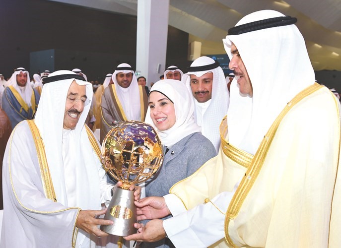 صاحب السمو الأمير الشيخ صباح الأحمد يتلقى هدية تذكارية من د.جنان بوشهري والشيخ سلمان الحمود ﻿
