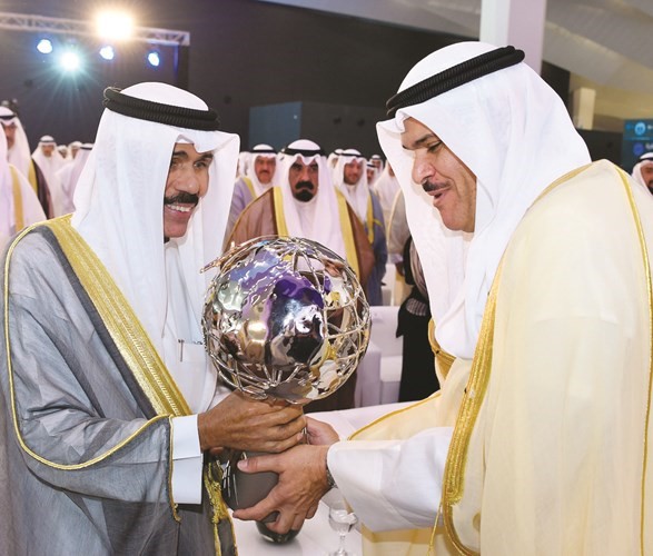 سمو ولي العهد الشيخ نواف الأحمد يتلقى هدية تذكارية من الشيخ سلمان الحمود﻿